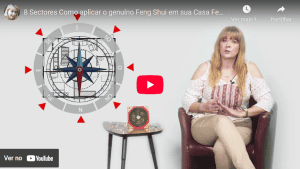 1. Imagem de Cláudia Machado de Castro explicando Feng Shui em ambiente com bússola e elementos de decoração, destacando métodos tradicionais de harmonização de espaços em Portugal.