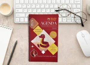 Agenda Feng Shui Portugal 2025 - Metafísica Chinesa e Serpente de Madeira por Cláudia Machado de Castro, com dicas de Feng Shui e trunços de raízes, leitura mensal e anual para equilíbrio e harmonia.