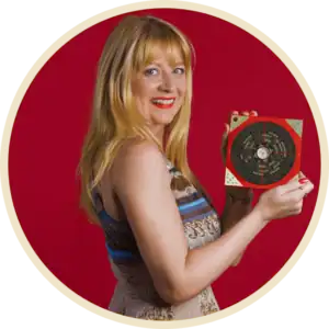 fengshuiportugal.com de Cláudia Machado de Castro com bússola luo pan Feng Shui, fundo vermelho, especialista em Feng Shui Portugal.