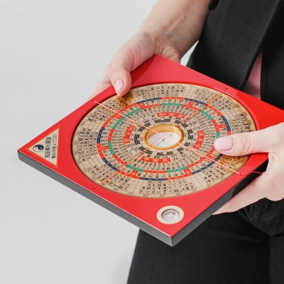 Ruleta de Feng Shui com símbolos tradicionais chineses, usada para equilibrar energias e harmonizar ambientes segundo a filosofia chinesa.